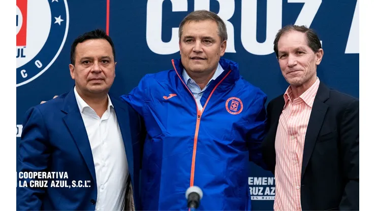 Aguirre fue presentado como DT de Cruz Azul el mismo día que cumplió un año de la novena.