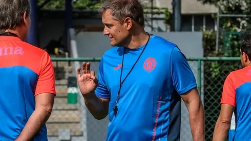 Aguirre en su primer día con los jugadores en La Noria.