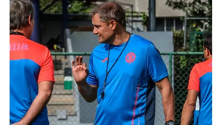 Aguirre en su primer día con los jugadores en La Noria.