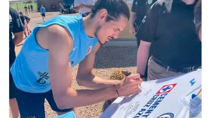 Edinson Cavani firmó una camiseta de Cruz Azul.