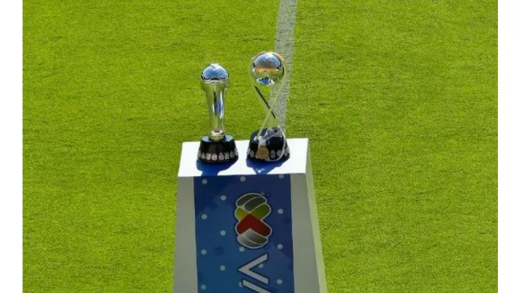El trofeo de Liga y de campeón de campeones.