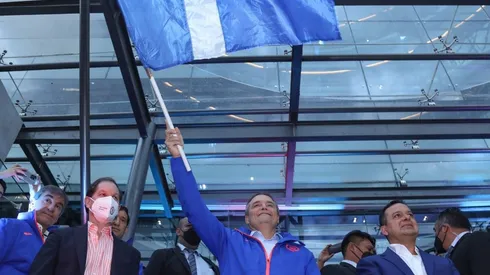 Aguirre se hizo presente ante una multitud que fue a recibirle