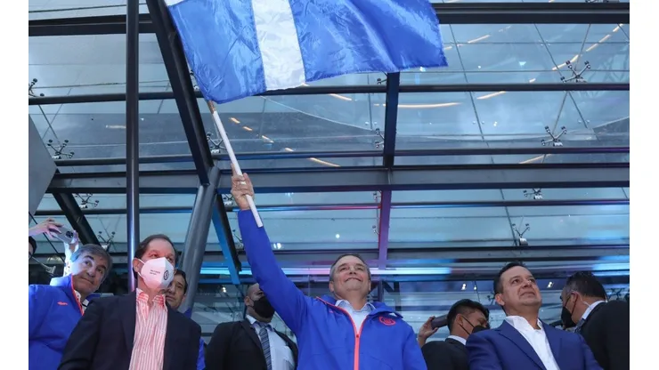 Aguirre se hizo presente ante una multitud que fue a recibirle