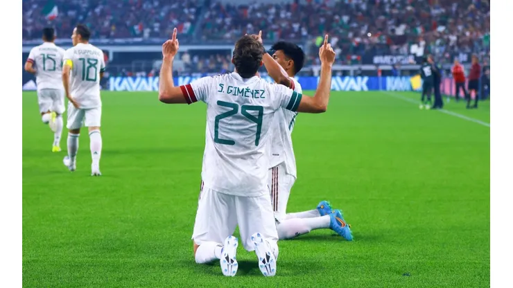 El Bebote celebrando su segundo gol con el Tri.