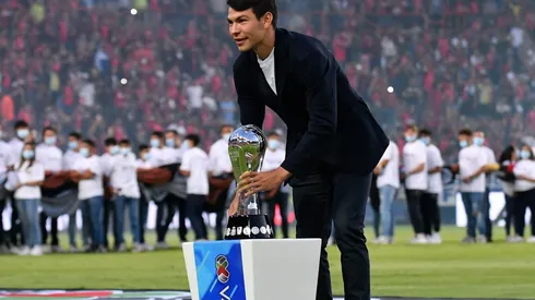 El Chucky Lozano se encuentra en la Final y fue el encargado de colocar el trofeo de campeón.