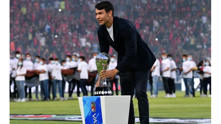El Chucky Lozano se encuentra en la Final y fue el encargado de colocar el trofeo de campeón.