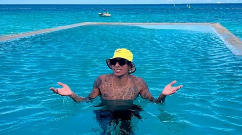 Rómulo Otero disfruta del mar en sus vacaciones.