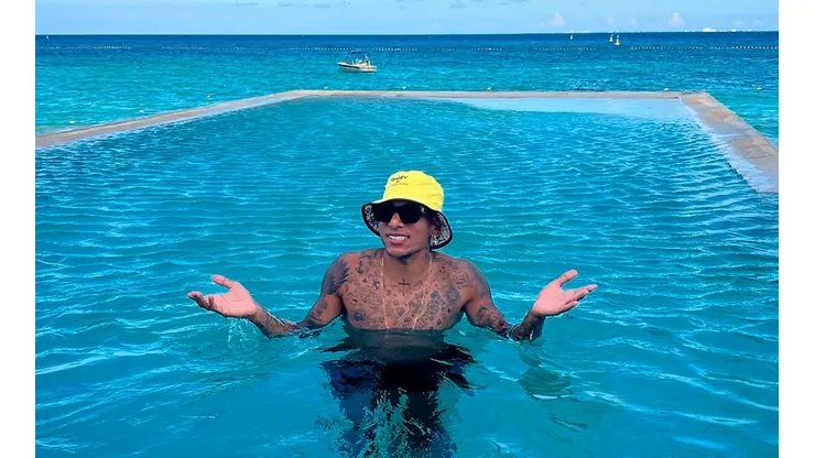 Rómulo Otero disfruta del mar en sus vacaciones.