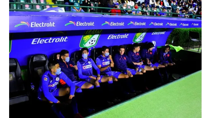 Los cementeros siguen sin entrenador y podrían disputar su primer título en un mes