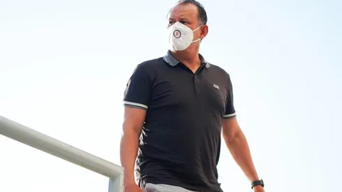 Reynoso salió escoltado por personal de seguridad armado
