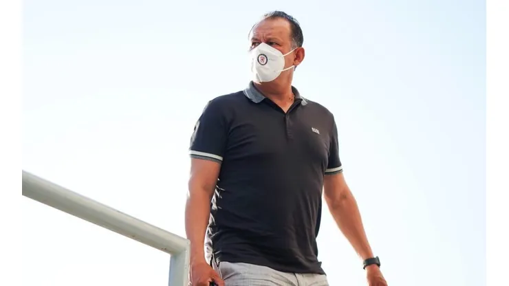 Reynoso salió escoltado por personal de seguridad armado