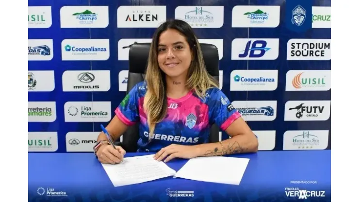 En la firma con su nuevo equipo.
