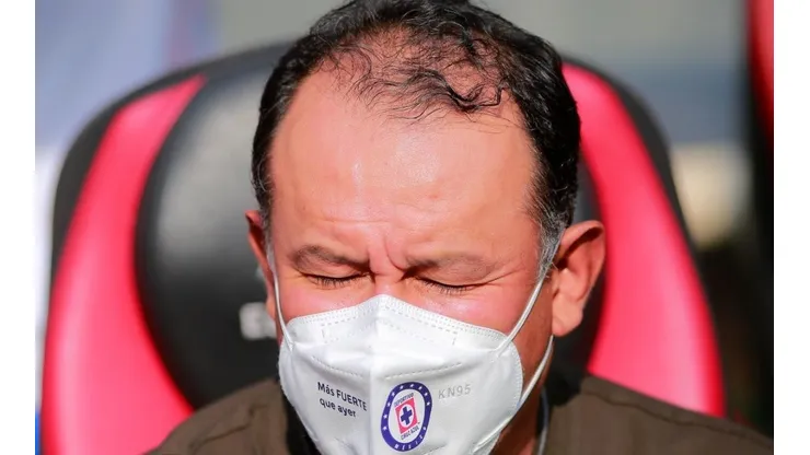 El entrenador peruano ya está fuera del club