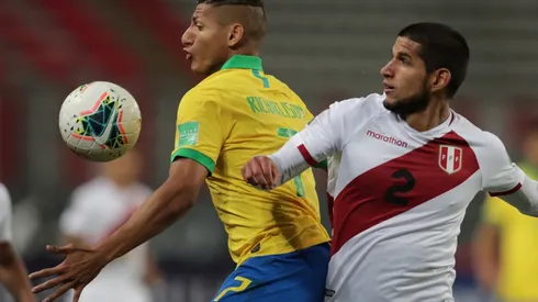 Perú enfrentando a Brasil en la Conmebol.