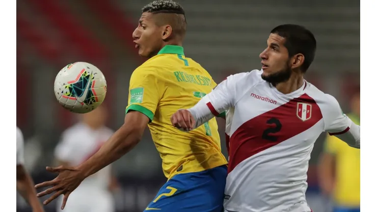 Perú enfrentando a Brasil en la Conmebol.