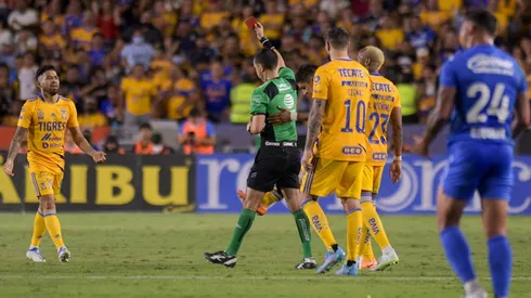 Aquino se gana el cartón rojo.