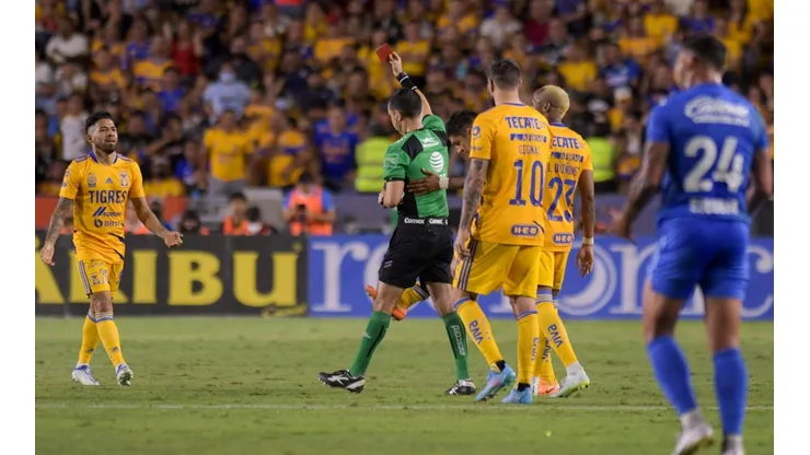 Aquino se gana el cartón rojo.