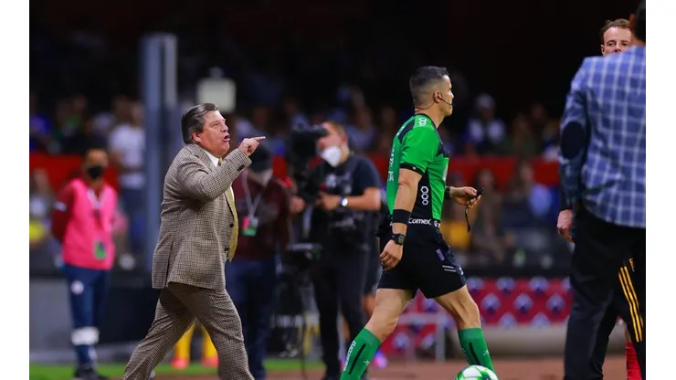 Miguel Herrera reclamando al árbitro.