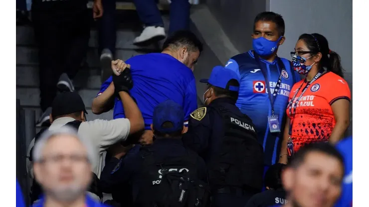 En el momento en que la seguridad invitó a los aficionados a abandonar el Azteca.