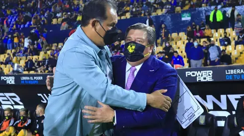 Reynoso y Herrera en un caluroso abrazo.