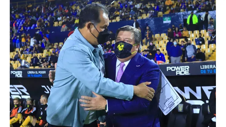 Reynoso y Herrera en un caluroso abrazo.