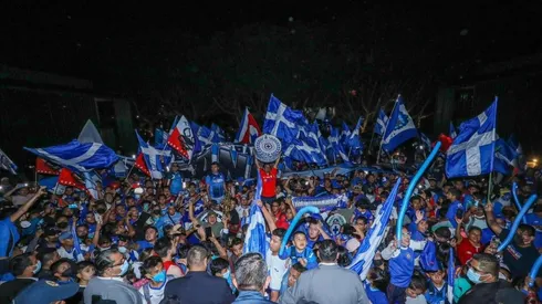 La afición llevó serenata a Cruz Azul previo a la Liguilla.