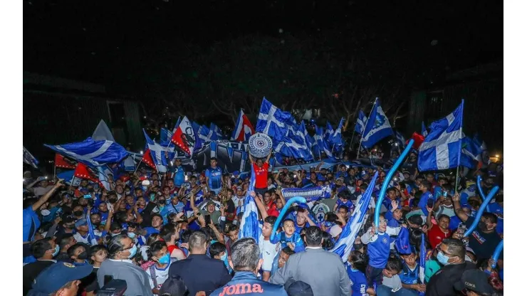 La afición llevó serenata a Cruz Azul previo a la Liguilla.