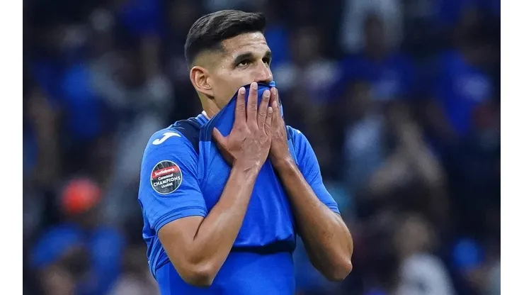 Luis Abram sufrió una fractura en la nariz en el partido de Cruz Azul ante Tigres.