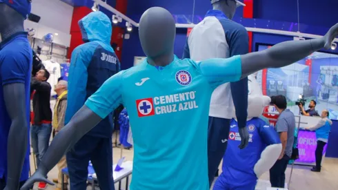 Una de las últimas playeras alternativas de Cruz Azul diseñadas por Joma.