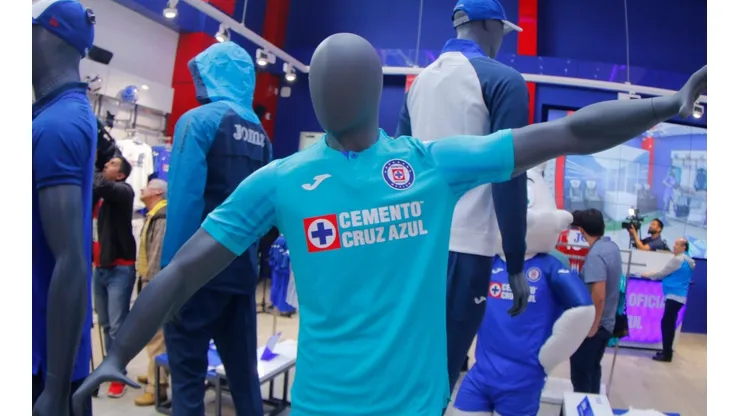 Una de las últimas playeras alternativas de Cruz Azul diseñadas por Joma.