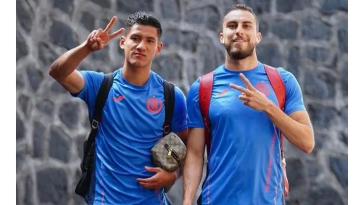 Antuna y Mayorga llegando al Azteca.
