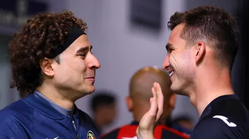 Se saludaron antes de comenzar el partido.