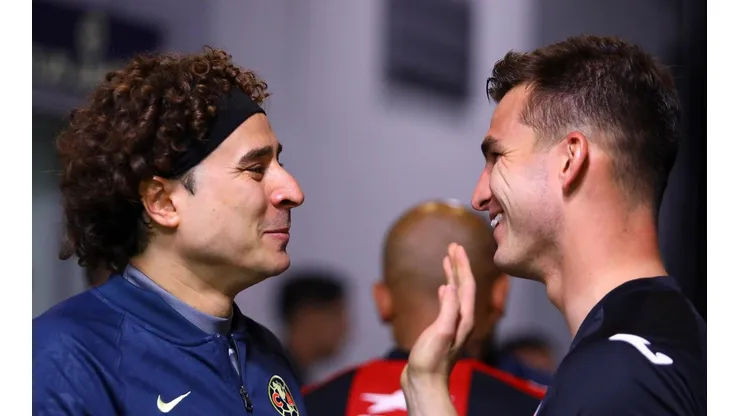Se saludaron antes de comenzar el partido.
