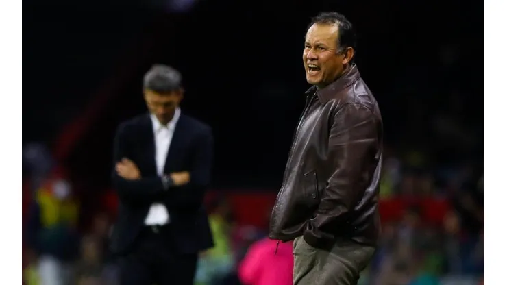 Juan Reynoso en el partido contra el América