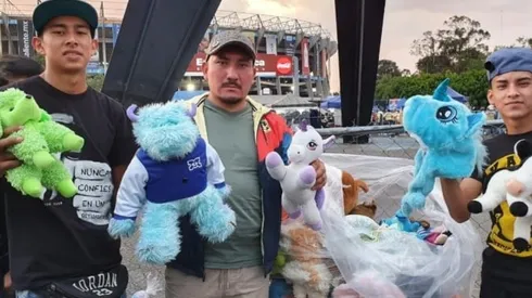 Peluches de los aficionados antes del partido América vs Cruz Azul Clausura 2022