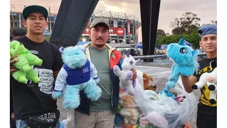 Peluches de los aficionados antes del partido América vs Cruz Azul Clausura 2022