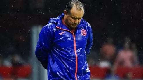 Juan Reynoso durante un partido de Cruz Azul