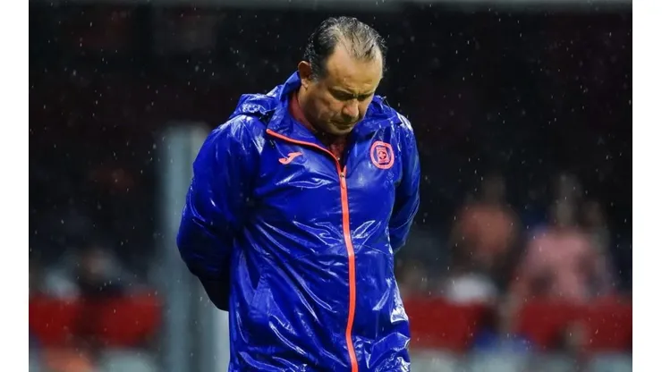 Juan Reynoso durante un partido de Cruz Azul