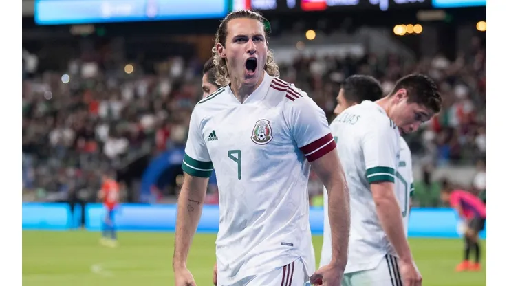 Santi Giménez con la verde.