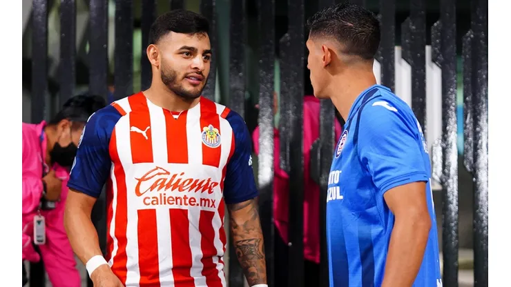 Alexis Vega y Uriel Antuna previo al partido de Cruz Azul contra Chivas.