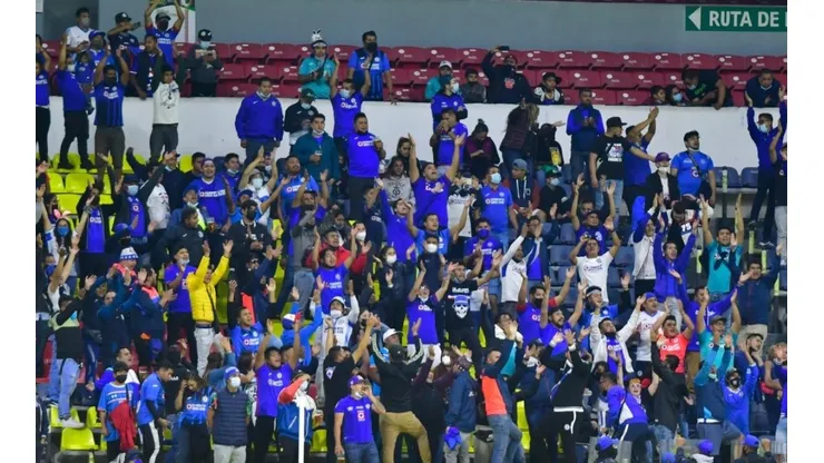 Fanáticos de Cruz Azul apoyan al equipo en un partido de Liga