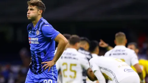 Santiago Giménez en un partido de Cruz Azul