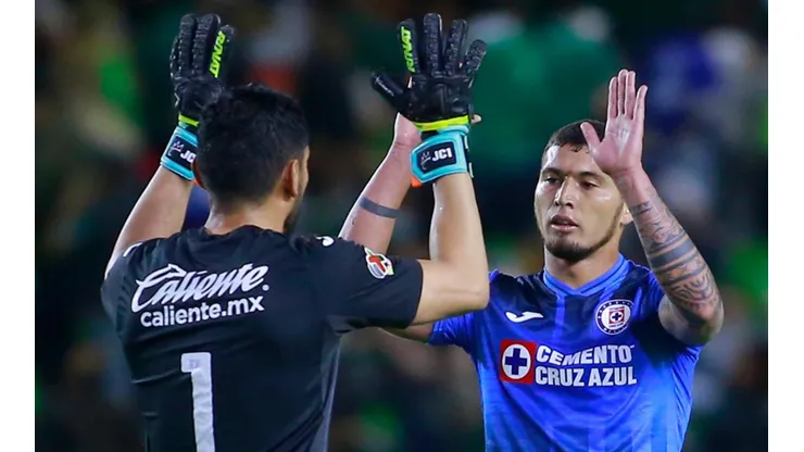 Jesús Corona y Juan Escobar causaron baja de Cruz Azul por lesión.