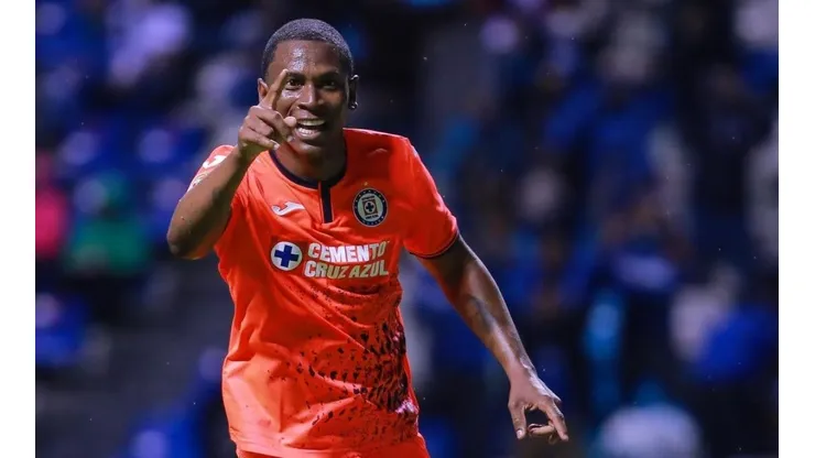 Bryan Angulo en sus últimas presentaciones con Cruz Azul