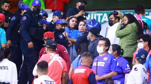 Policías y aficionados en la gradas del Azteca.