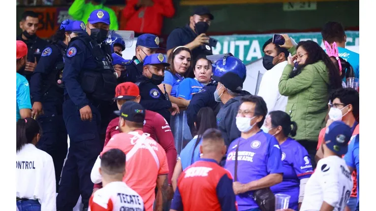 Policías y aficionados en la gradas del Azteca.