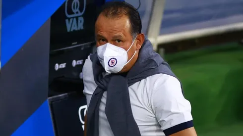 Juan Reynoso durante el partido de Chivas