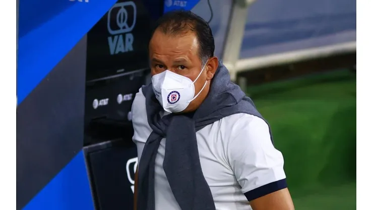 Juan Reynoso durante el partido de Chivas
