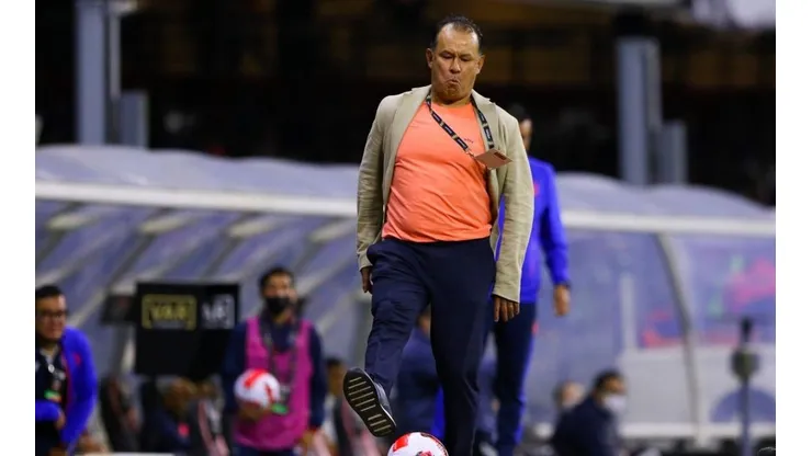 Juan Reynoso durante el partido