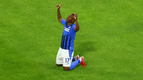 Bryan Angulo en un partido con Cruz Azul